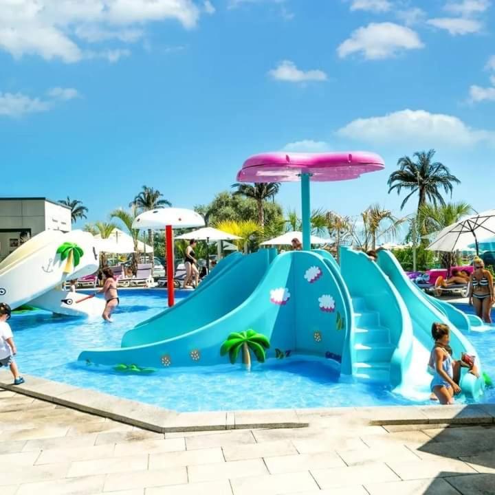 Alezzi Beach Resort Gorgeous Family Aparment Cu Piscina Navodari Exterior photo
